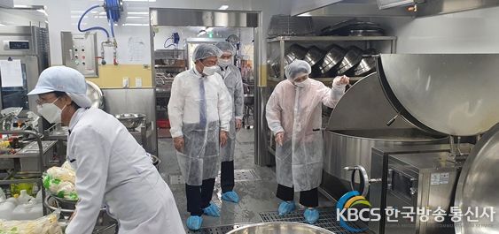 21일, 최교진 교육감이 아름중학교 제2캠퍼스를 급식실을 방문하여 안전점검을 하고 있다.