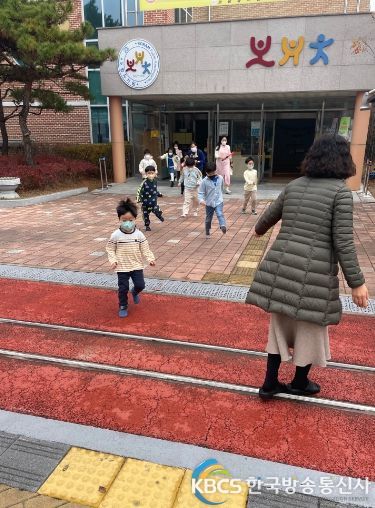 지난해 보람유 원아들이 재난한국훈련 기간 동안 대피훈련을 하고 있다.