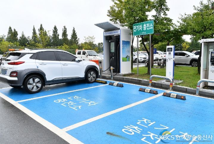 수원시 영통구청에 설치된 전기차 충전기