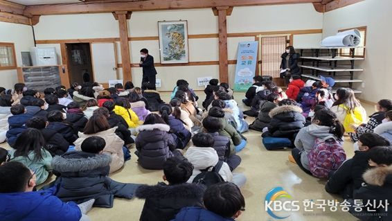 최교진 교육감이 세종시 학생들에게 동지와 팥죽을 먹는 의미에 대해 설명하고 있다.