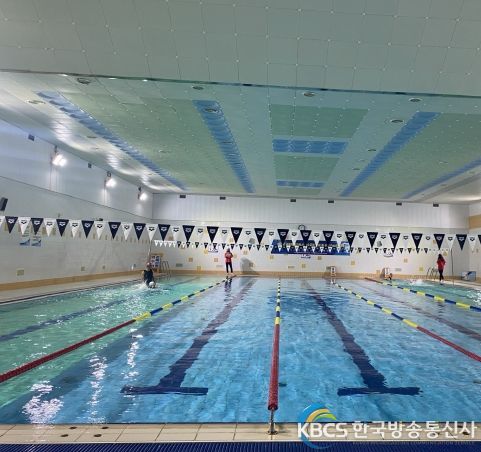17일, 한솔수영장에서 ‘제1회 특수교육 방과수 수영 페스티벌에 특수교육대상학생들이 참여하고 있다.