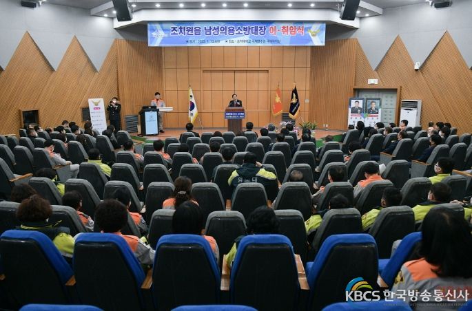 세종특별자치시 조치원소방서가 지난 13일 홍익대학교 세종캠퍼스 국제연수원에서 조치원 남성의용소방대장 이·취임식을 개최한 가운데, 윤을용 신임대장(왼쪽부터), 최민호 세종시장, 허황 부대장이 기념촬영을 하고 있다.