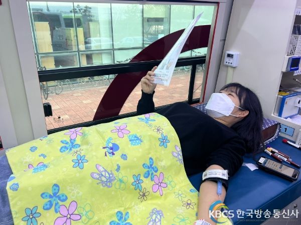 9일, 세종시교육청 직원이 헌혈을 하고 있다.