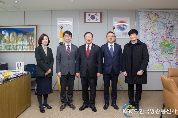 최민호 세종특별자치시장이 9일 시청 집무실에서 김완섭 기획재정부 예산실장을 만나 세종시 정책비전 설명 및 주요 현안 사업에 대한 국비 지원 등을 요청했다. 사진은 장윤정 기재부 예산정책과장(왼쪽부터), 김완섭 기재부 예산실장, 최민호 세종시장, 고기동 행정부시장, 윤수현 기재부 예산관리과장