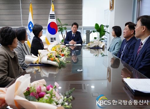 28일, 최교진 교육감이 정년퇴직하는 교육공무직원들과 이야기를 나누고 있다.