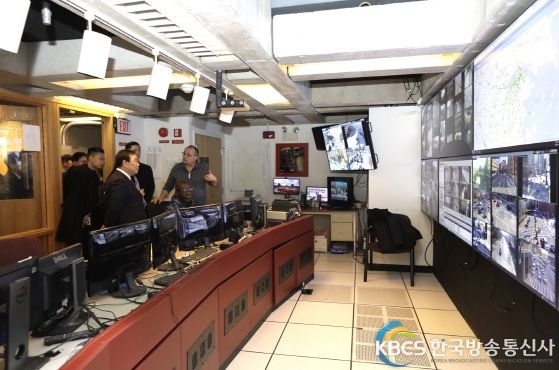 최민호 세종시장이 10일(현지시각) 미국 보스턴 시청사에서 미셸 우(Michelle Wu) 보스턴시장과 만나 면담을 가진 후 기념촬영을 하고 있다.