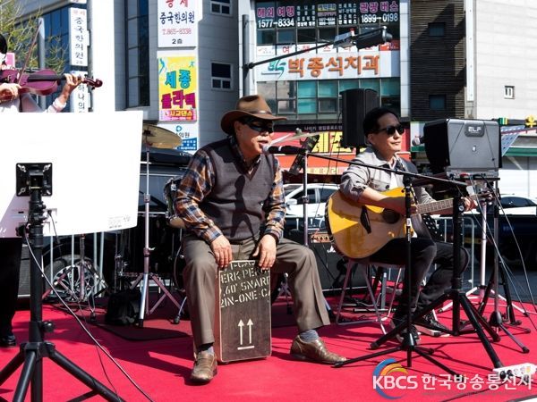 거리의 악사 변신한 최민호 세종시장