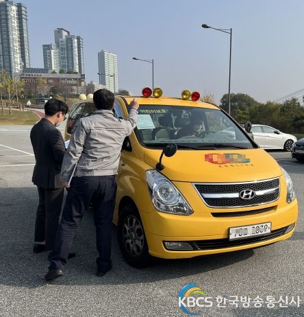 지난해 합동점검반이 학원 어린이 통학버스 안전 점검을 하고 있다.