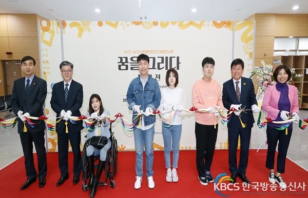 17일, 청사 1층 로비에서 장애인예술가 작품전시회 색줄 자르기 행사가 진행되고 있다.