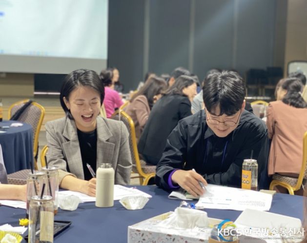 교육원에서 진행한 협의회에 참석한 운영진들이 환하게 웃고 있다.