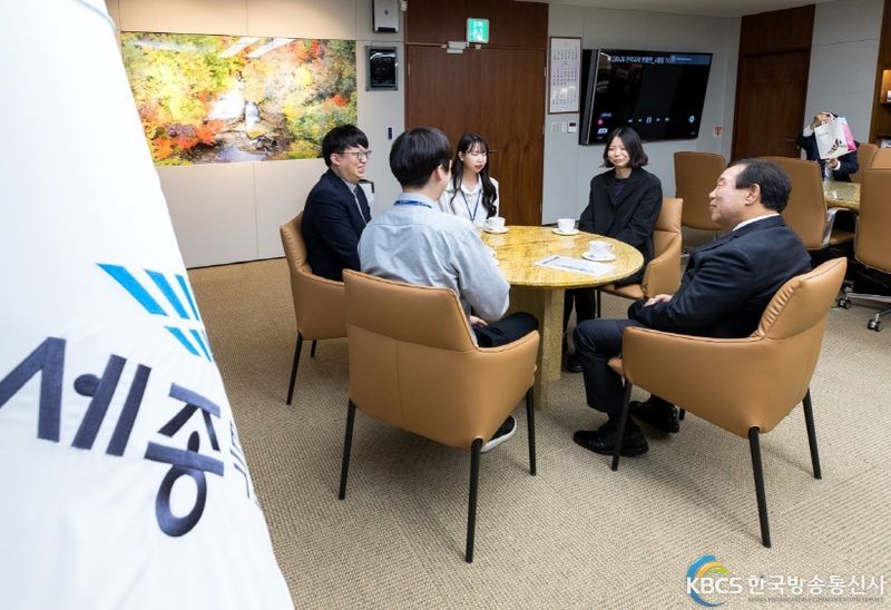 최민호 세종특별자치시장이 지난 1일 집무실에서 홍동화 주무관 등 4남매 공무원과 면담을 갖고 기념촬영을 하고 있다. 사진은 홍종민 주무관(왼쪽부터), 홍주영 주무관, 최민호 세종시장, 홍예원 주무관, 홍동화 주무관.