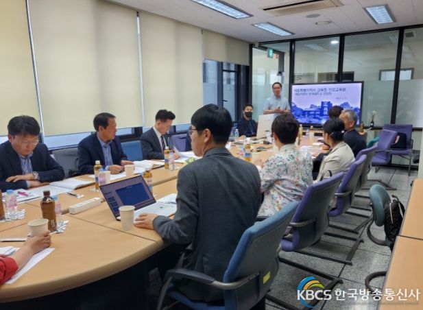 대외협력팀이 서울권 주요 대학교 입학사정관의 설명을 듣고 있다.