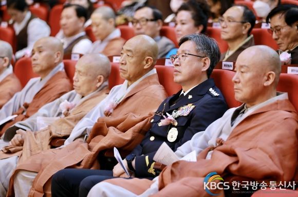 김종욱 해양경찰청장이 경승위원분들과 함께 나라와 국민을 위한 안전 기원 대법회를 관람하고 있다