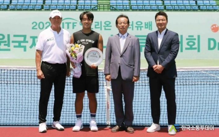 (왼쪽부터)전영대 오리온 단장, 신산희 선수, 신종철 경남협회장, 이형택 오리온 감독